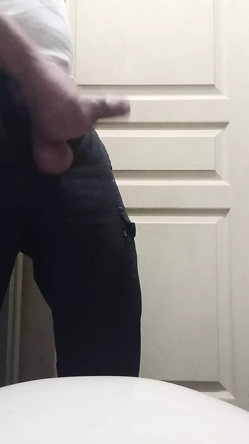 A guy jerks off in the toilet