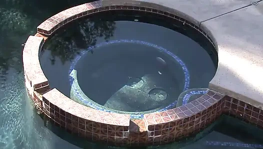 Esmer orta yaşlı seksi kadın götünde büyük siyah bambu seviyor