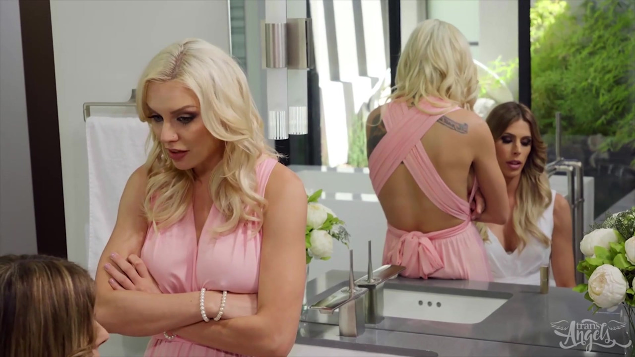 浮気妻ケイシー・キスがケンジー・テイラーのまんこをファック