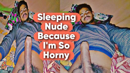 Ragazzo indiano eccitato tutto nudo di notte a letto