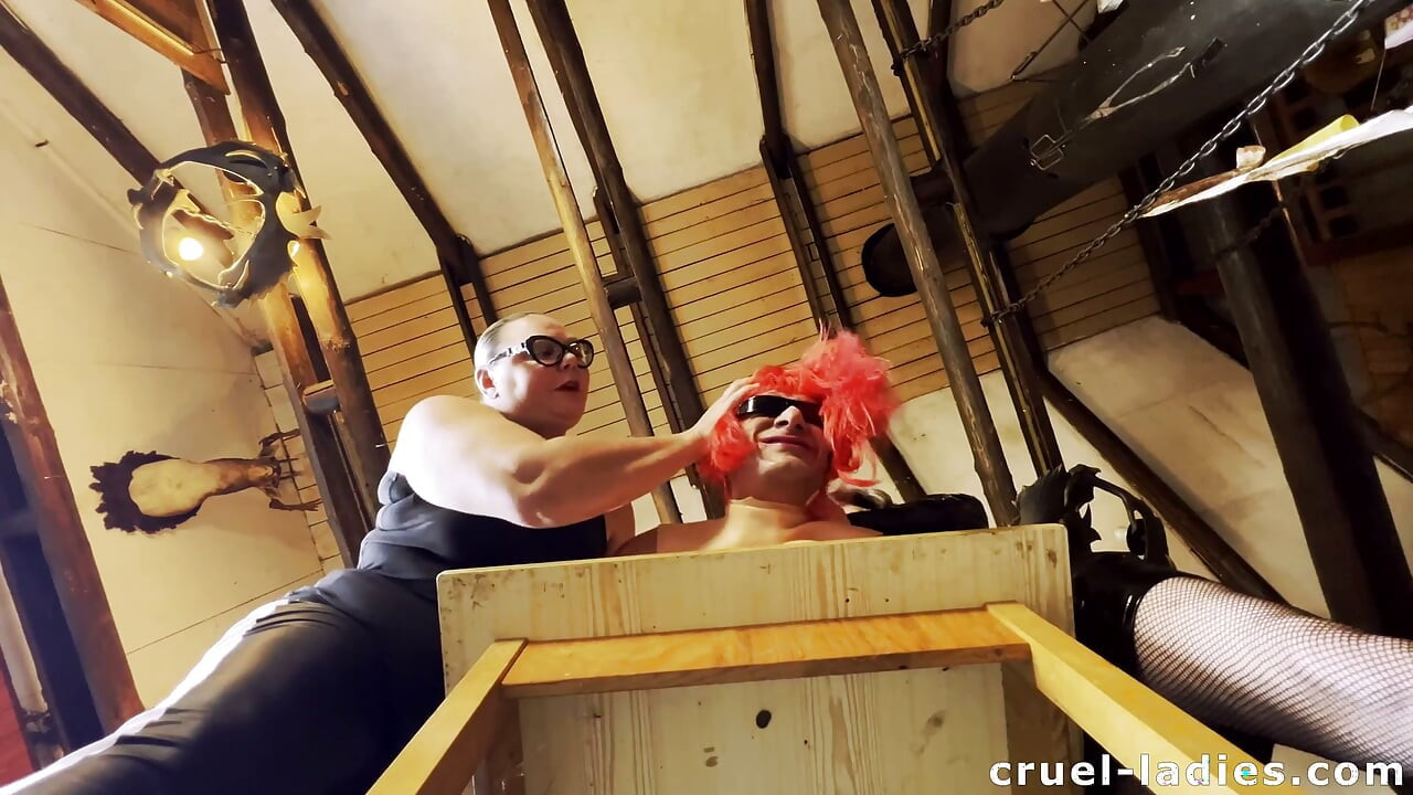 Mistress April, η σκληρή Lady Liana, και η σκληρή τρανς γυναίκα Lucy εκπαιδεύουν την Martina στο Deepthroat.