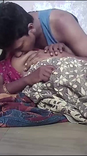 Detik kenangan dari "suri rumah kampung tamil India bercium suami"