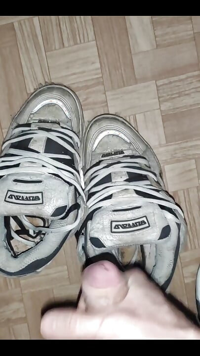 Load &cum på Buffalo sneakers