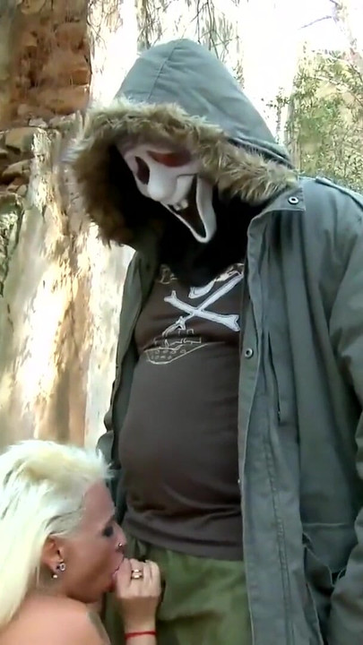 Památný okamžik z "Cosplay páru se připojil cizinec, který si vezme oba ptáky"