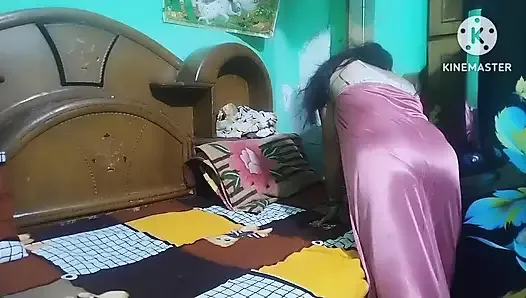 Une femme au foyer indienne magnifique et sexy couche avec son mari