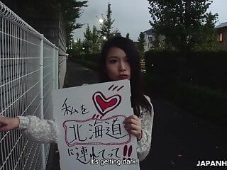 La ragazza giapponese sexy Ako Nishino fa l'autostop in macchina e succhia il cazzo a uno sconosciuto senza censure.