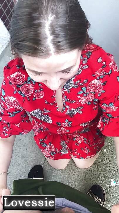 Una hermosa milf con un vestido rojo chupó la polla de su vecino en el balcón y lo invitó de vuelta a su lugar - Lovessie