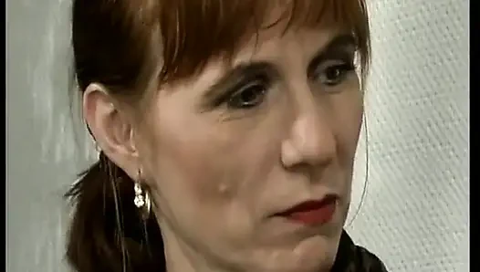Pirsingli memeli Alman orta yaşlı seksi kadın yarağa biniyor ve üzerine boşalıyor