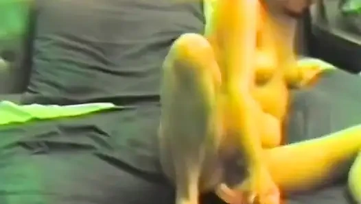 Cewek sange rambut cokelat lagi asik ngocok kontol pakai dua dildo