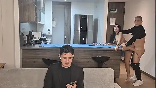 Ohne nachzudenken habe ich die Schwester meiner besten Freundin gefickt, während wir ein Footballspiel schauen