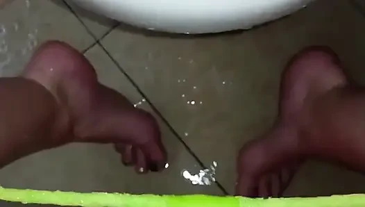 Смачиваю мои трусики