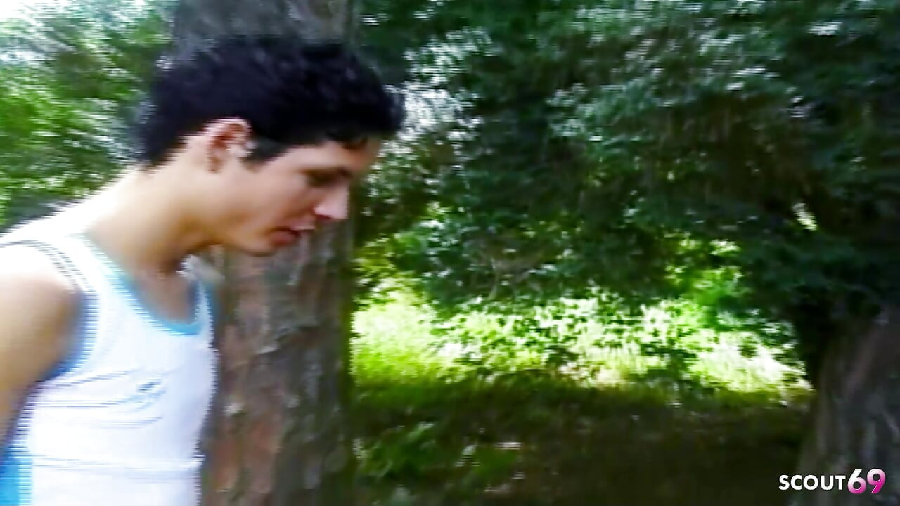 Latino Ladyboy z grubym kutasem zerżnięta analnie na zewnątrz przez facetów