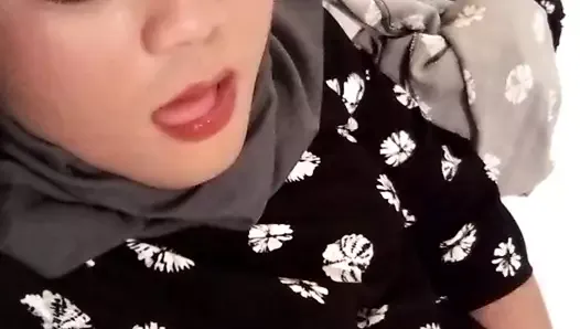 Crossdresser Hijab Wants The Cock