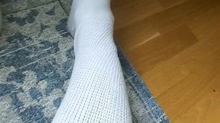 Ik probeer mijn nieuwe aa witte dij hoge sokken! eerste keer!