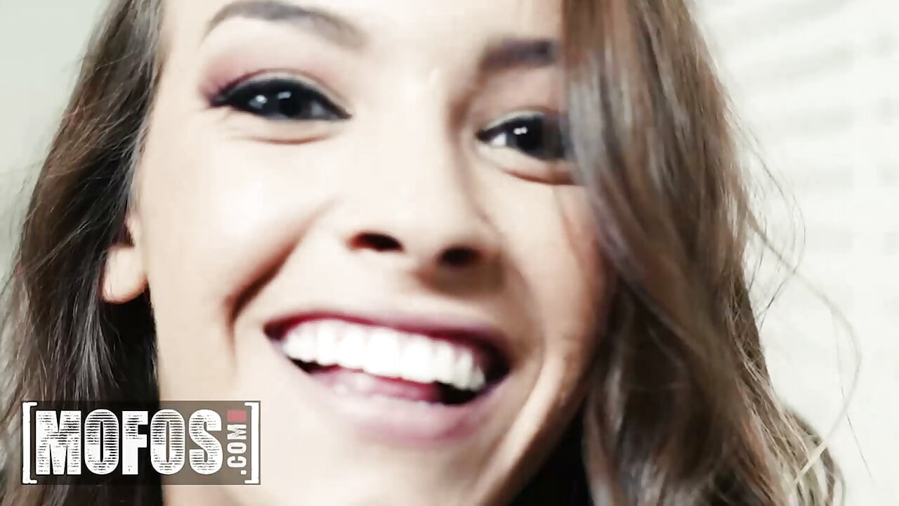 MOFOS - Charity Crawford Monta o Pau Grande do Namorado Depois de um Dia de Compras Muito Bem Sucedido