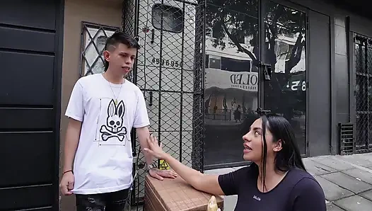 Bahisimi bakire empanada satıcısı tarafından yerine getiriyorum