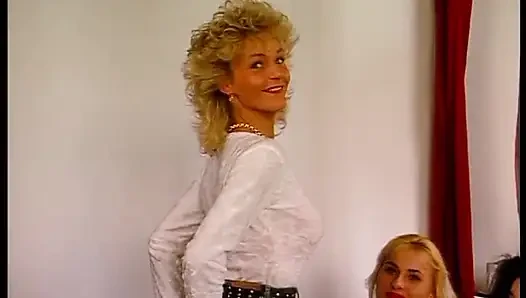 Retro-schätzchen zieht sich aus und berühren sich beim casting