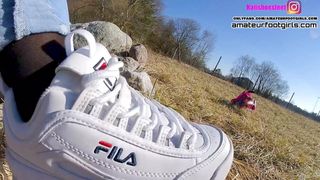 Fila дезинтегратор играет с обувью, топчет, болтается в нейлоновых ступнях и раздавливает