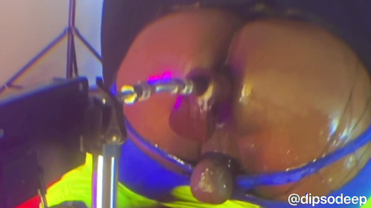 泡泡屁股在性爱机器上用假阳具按摩小穴