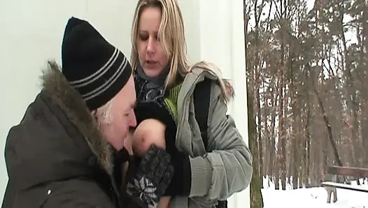 Красивая молодая блондинка трахает своего дедушку в снегу