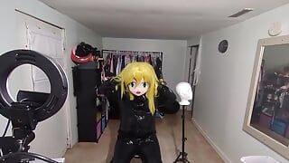 Kigurumi in schwerem gummi-atemspiel, genießt luft aus ihrem anzug