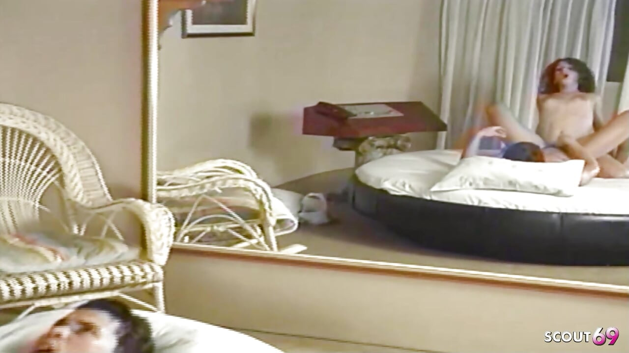 Adam bir otelde latin transeksüelden ilk anal seksini yapıyor