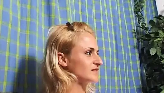Юная блондинка на кастинге показала свои маленькие сиськи