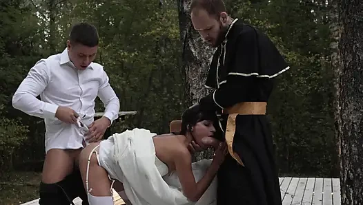 Sieht so aus, als ob die Hochzeit nicht nach Plan schleppte? oder soll ein Dreier so sein?