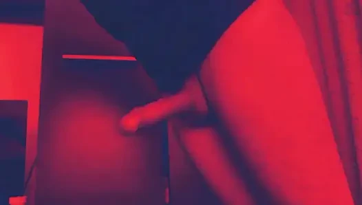 Bir adam mastarbation dildosunu kullanıyor