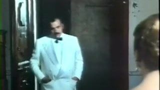 Senta Berger uitkleden tot bustier en netkousen film uit 1976