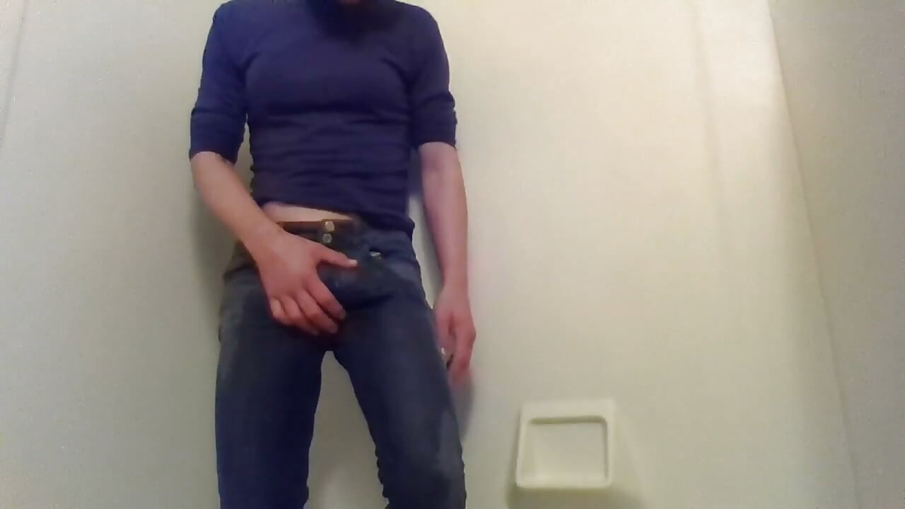 Nettes Transgirl pisst Jeans absichtlich zum ersten mal; Voll angezogen