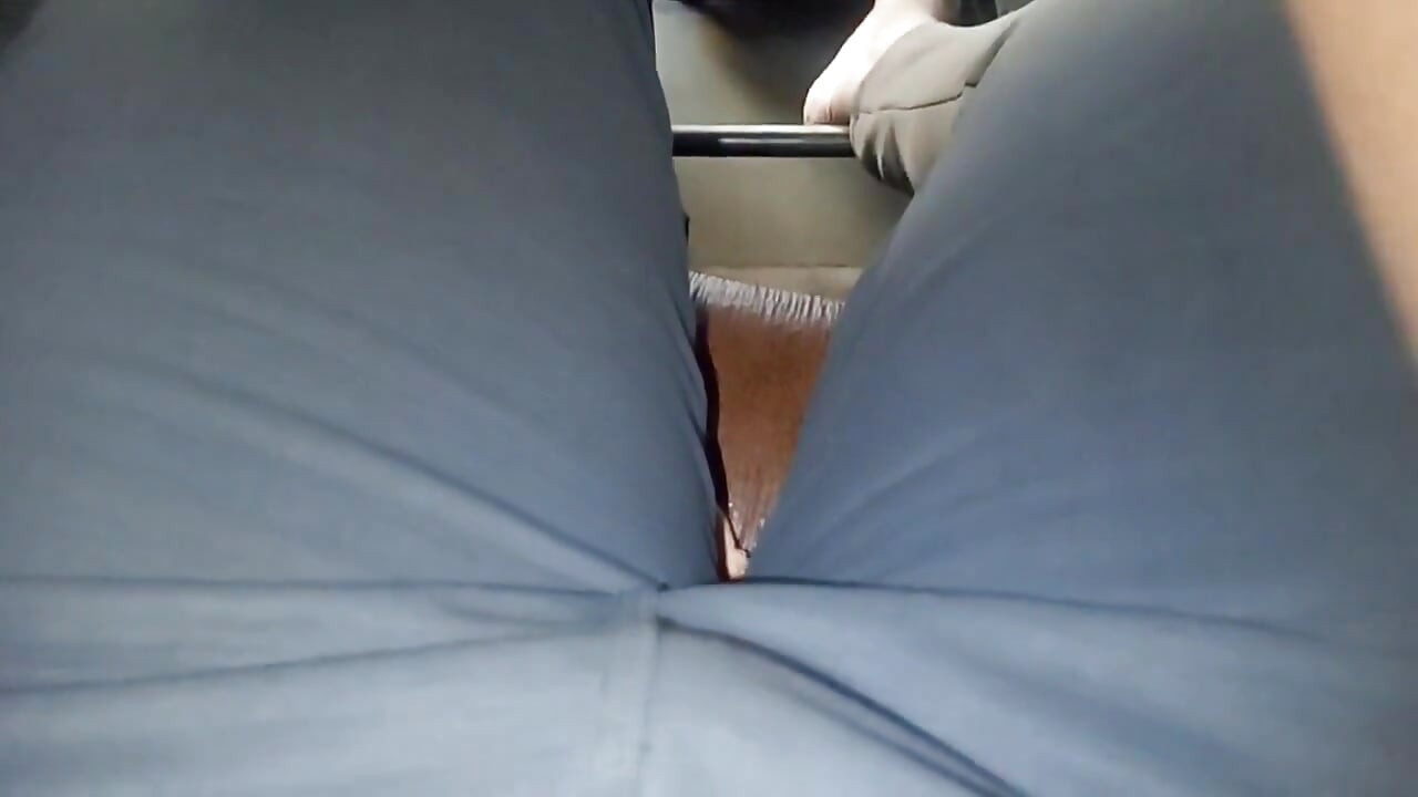 Дезі пизду смокче в чувака з коледжу на відкритому повітрі