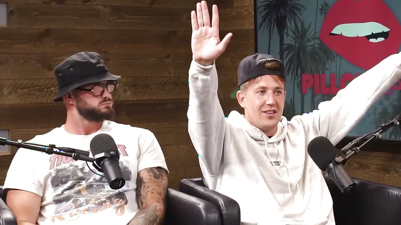 Cherie Deville podpina się z Sarą Rose w studio podcastów