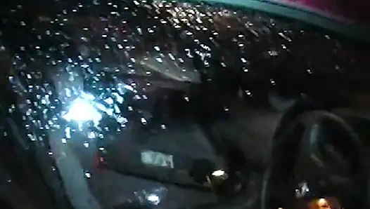 Сосет публичный секс незнакомцев, укол