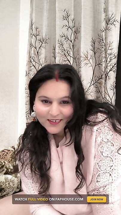 Lamiendo su coño con el dedo