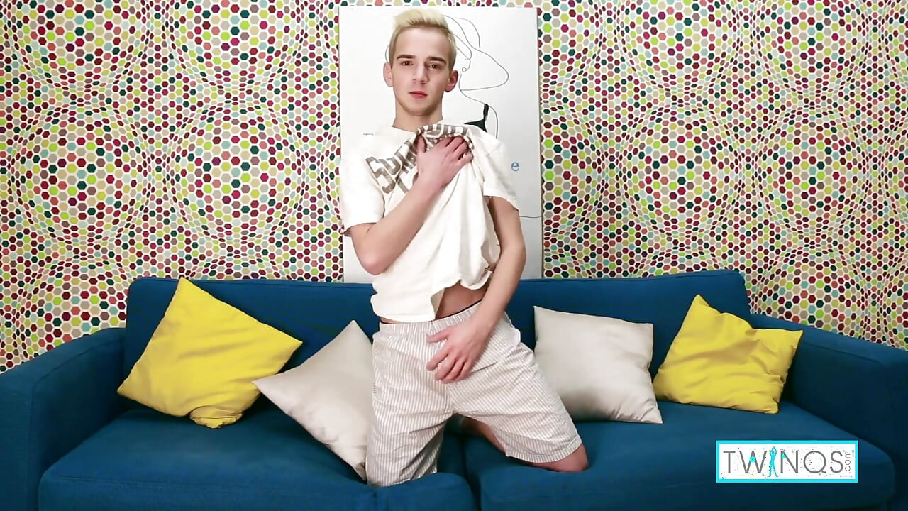 Flaca rubia twink jack masturba ese eje hasta que dispara esperma