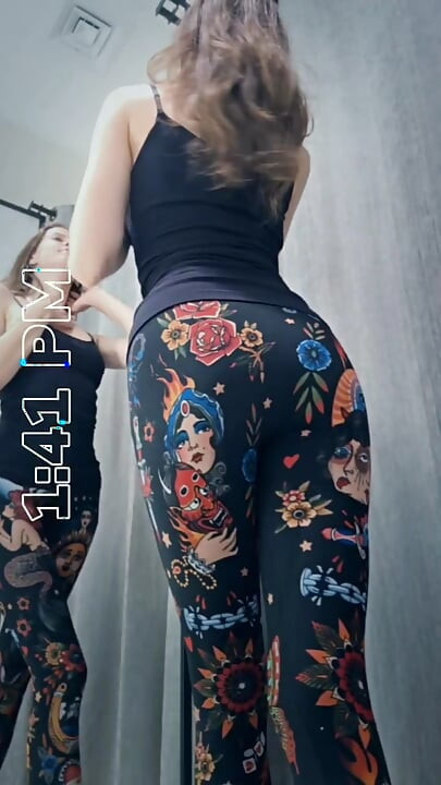 Dívka vás škádlí v šatně
