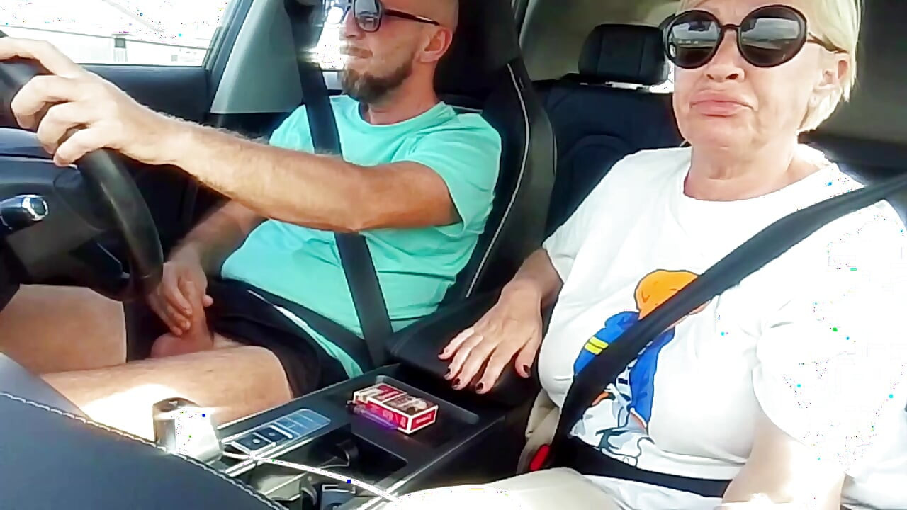 Plimbare cu mașina în familie cu mama vitregă