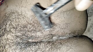 Des Indian wife shaving pusssy