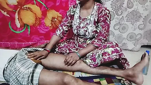 Desi Bhabhi, kayınbiraderini ikna etmek için yağ masajı yaptı ve onun penisini sallamaya başladı