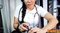 Une infirmière sadique met un patient dans une chasteté métallique