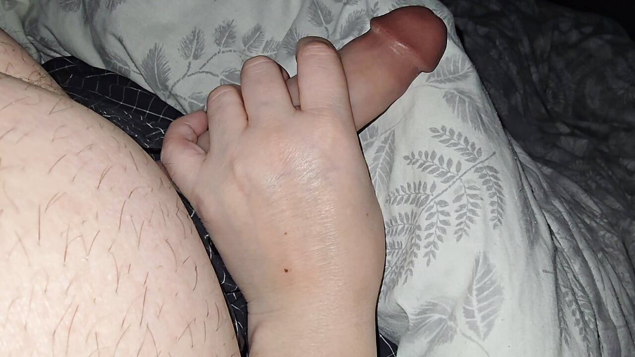 STEP MOM WAKE UP STEP SON AND GAVE HIM A HANDJOB SURPRISE