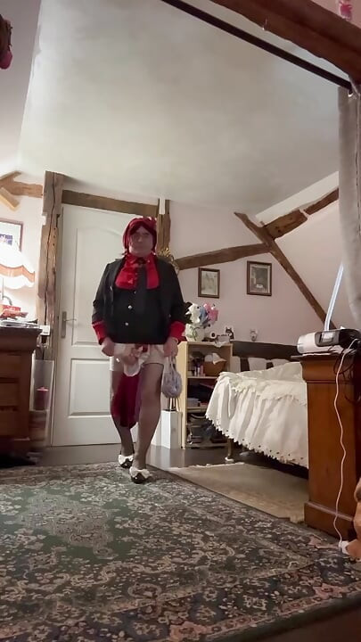 Habillée d’une petite robe bretelle pour une soirée