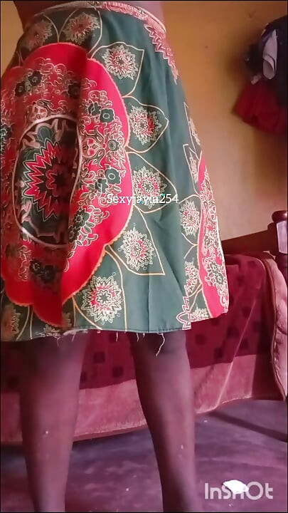 Travesti cachondo mostrándote su culo y polla