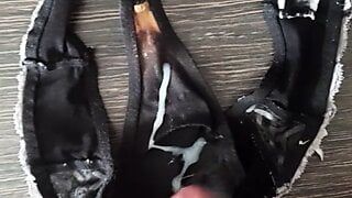 Grande esperma da calcinha preta da irmã suja!
