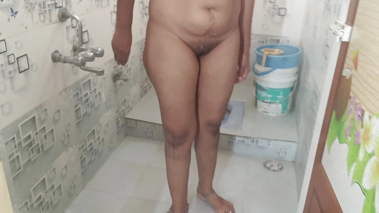 Housewife real bathing viral video