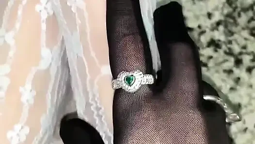 Pijat kaki pakai kaus kaki seksi dengan tangan pakai sarung tangan