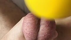 Distrugere dură de coaie cu minge galbenă.