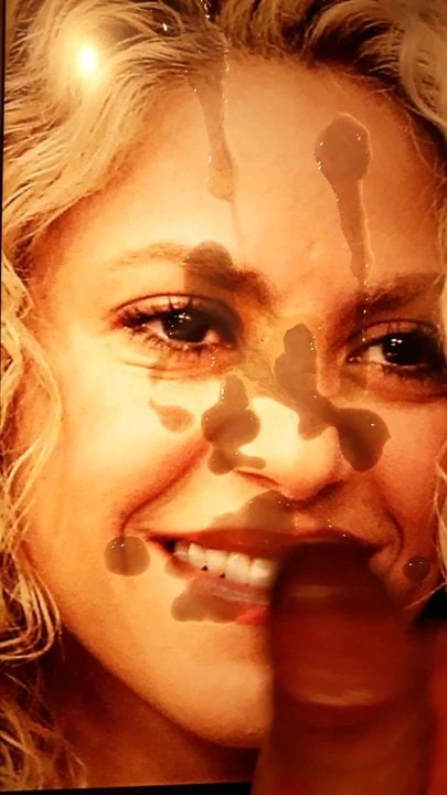 Shakira cum hyllning över hela hennes vackra ansikte