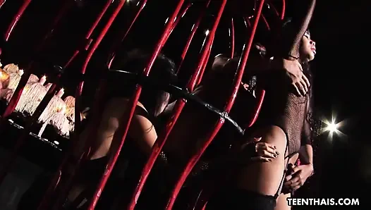 Cewek nakal weene dientot di threesome klub malam